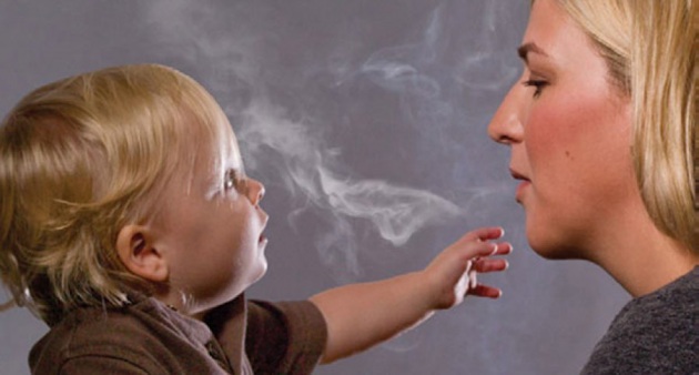 Immagine Di Madre Che Fuma Accanto A Bambino