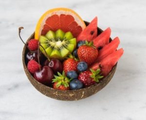 Coppa di frutta fresca con arancia, frutti dibosco e anguria
