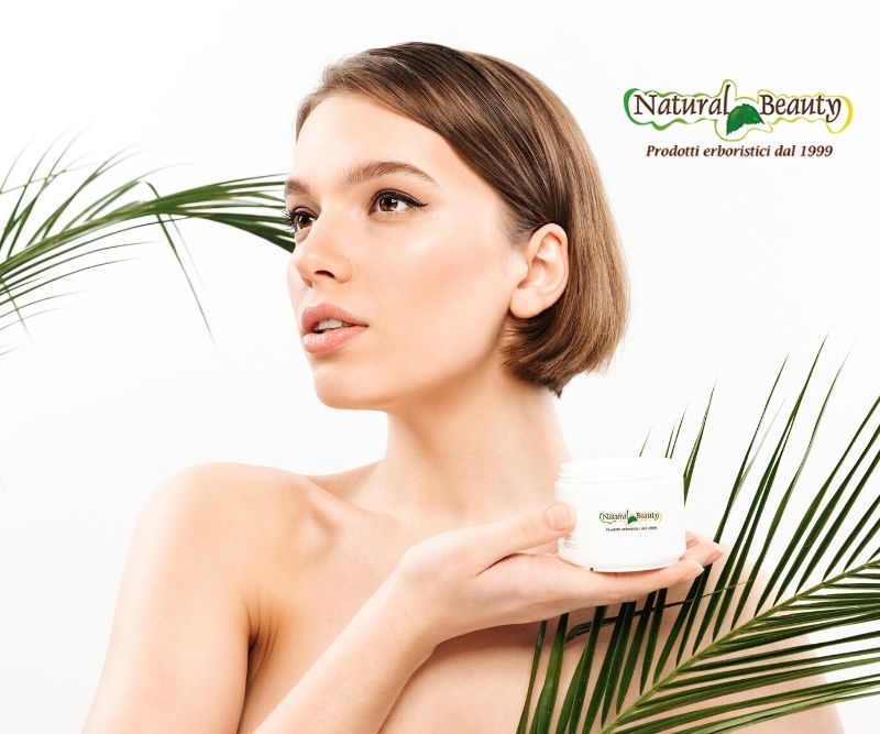 Donna Con In Mano Una Dell Creme Naturali Di Natural Beauty